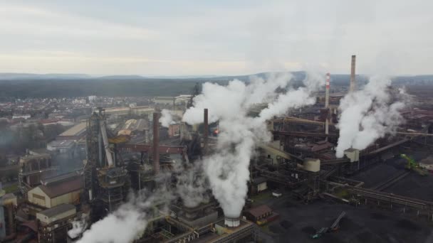Vista de gran angular sobre una planta industrial desde arriba — Vídeos de Stock