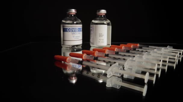 Injektioner med vaccine mod Covid-19 i nærbillede – Stock-video