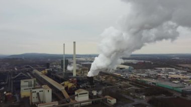 Bir sanayi fabrikasının egzoz gazı ve hava kirliliği