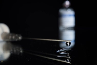 Şırınga ile Covid-19 aşısı - yakın görüş