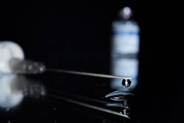 Covid-19 aşısı ve şırıngalar kullanıma hazır.