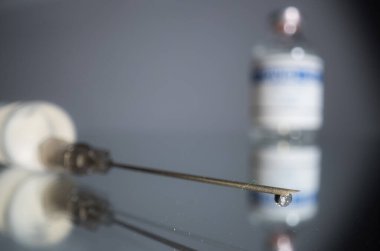 Şırınga ile Covid-19 aşısı - yakın görüş