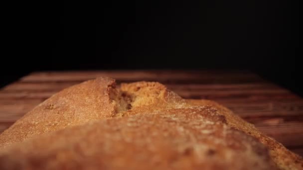 Čerstvě upečený bochník chleba - zblízka záběr — Stock video
