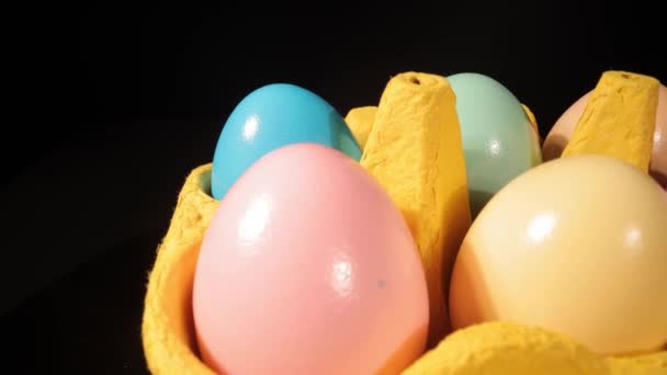 Uma variedade de ovos de Páscoa coloridos — Vídeo de Stock