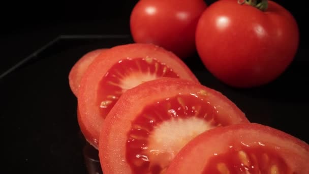 Couper les tomates fraîches en tranches — Video