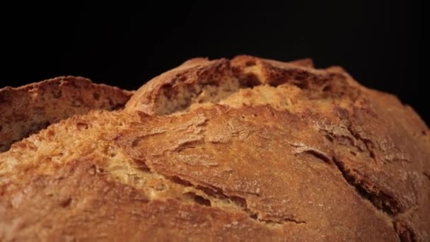 Вкусный хрустящий хлеб вблизи. — стоковое видео