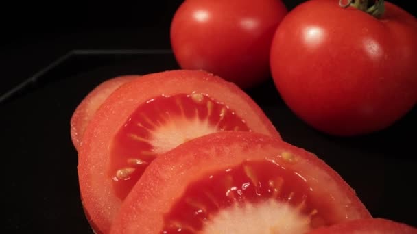 Cortar los tomates frescos en rodajas — Vídeo de stock