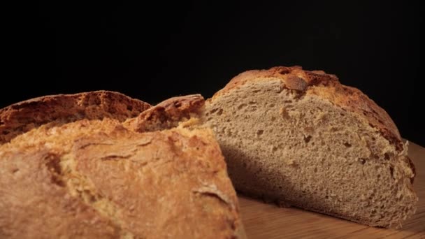 Krojenie świeżo upieczonego bochenka chleba - strzał z bliska — Wideo stockowe