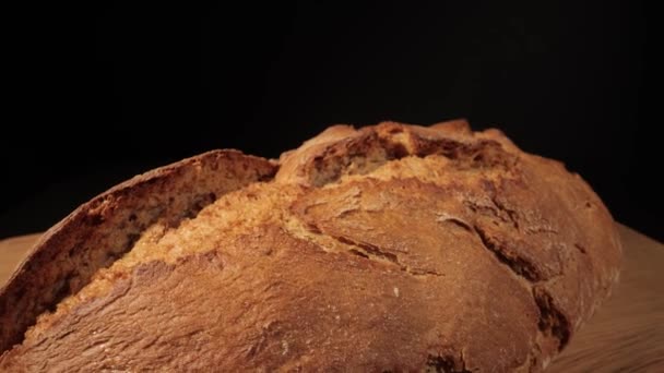 Полет над свежеиспеченным хлебом с корочкой — стоковое видео