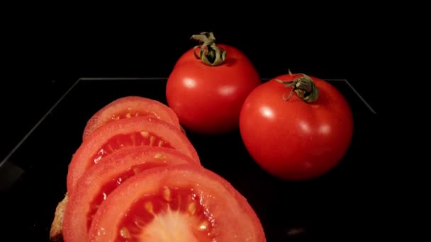 Cubra una rebanada de pan con tomates frescos — Vídeos de Stock