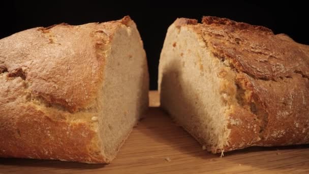 Свежеиспеченный хлеб из буханки - крупным планом — стоковое видео