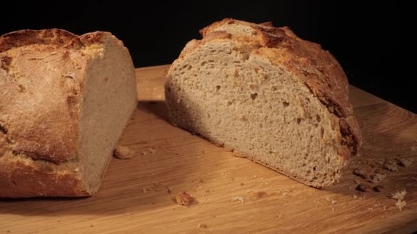 Свежеиспеченный хлеб из буханки - крупным планом — стоковое видео
