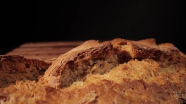 Delicius kabuklu ekmeği yakından görüyor.
