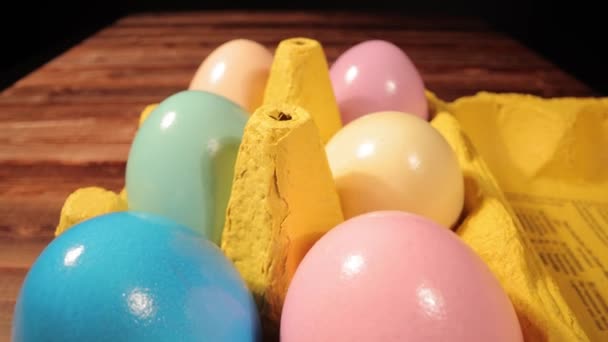 Разнообразие красочных пасхальных яиц — стоковое видео
