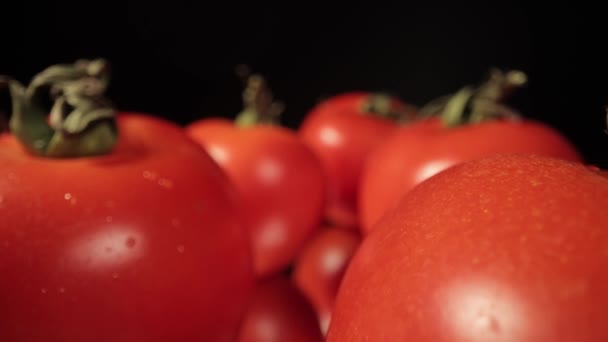 Όμορφη θέα μακροεντολή πάνω από φρέσκες ντομάτες — Αρχείο Βίντεο
