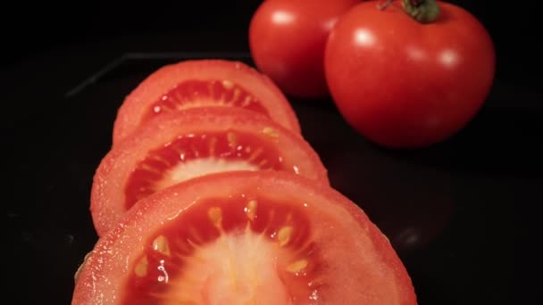 Skär färska tomater i skivor — Stockvideo