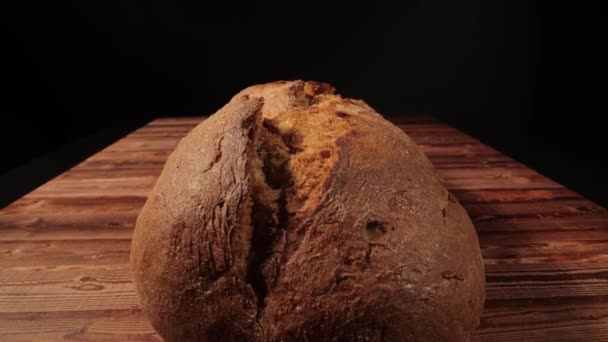 Flyg över ett nybakat bröd med skorpa — Stockvideo