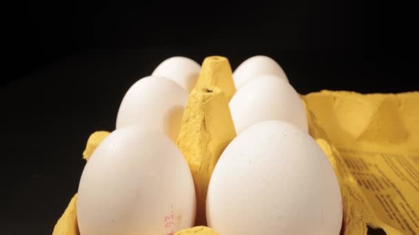 新鮮な卵のパック-閉じるショット — ストック動画