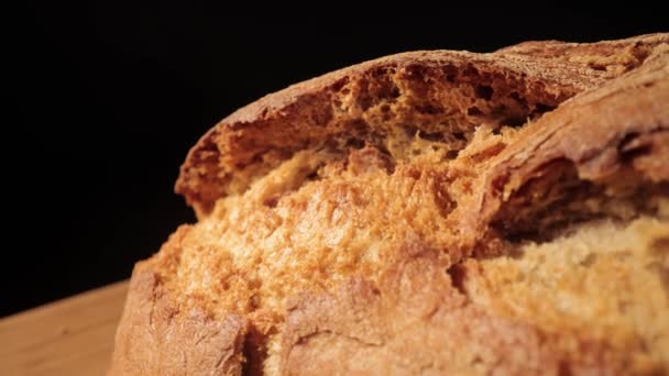 Корка свежеиспеченного хлеба — стоковое видео