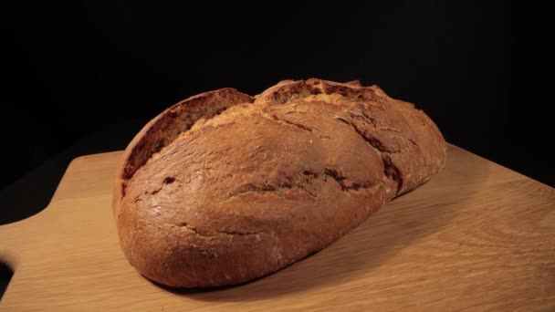 Świeżo upieczony chleb bochenkowy - strzał z bliska — Wideo stockowe