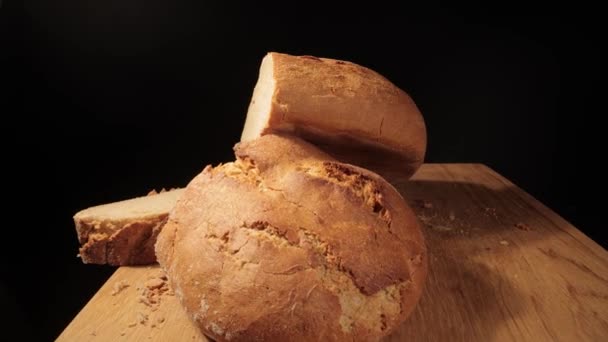 Świeżo upieczony chleb bochenkowy - strzał z bliska — Wideo stockowe