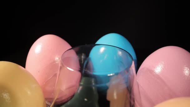 A különböző színes húsvéti tojások — Stock videók