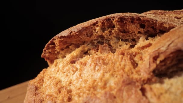 Taze pişmiş somun ekmeği. Yakın çekim. — Stok video