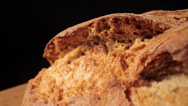 Flug über ein frisch gebackenes Brot mit Kruste — Stockvideo