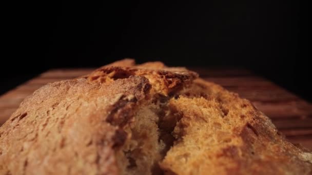 Vers gebakken brood - close-up shot — Stockvideo