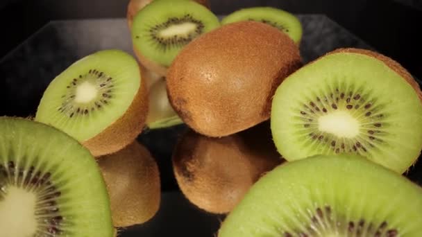 Schuifschot over vers Kiwi fruit — Stockvideo