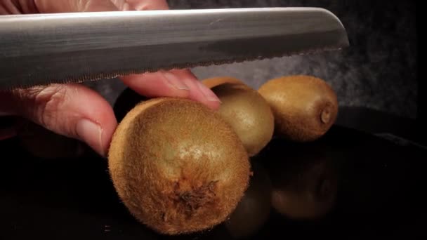 Slice a kiwi - макросъемка крупным планом — стоковое видео