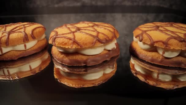 Zoet gebak in close-up - heerlijke roomkoekjes — Stockvideo