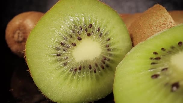 Schuifschot over vers Kiwi fruit — Stockvideo