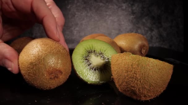 Trancher un kiwi - gros plan macro — Video