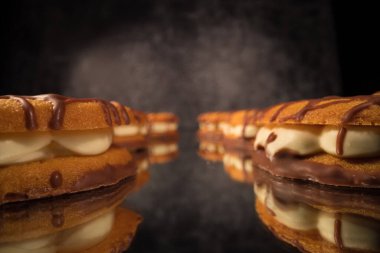 Lezzetli kremalı bisküviler yakın planda