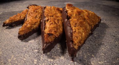 Bademli tatlı fındık üçgenleri. Bir Alman spesiyali.