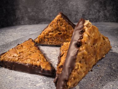 Bademli tatlı fındık üçgenleri. Bir Alman spesiyali.