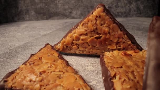 Une sélection de triangles de noix - une pâtisserie sucrée allemande — Video