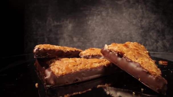 Pâtisseries sucrées - Triangles de noix aux amandes - une spécialité allemande — Video