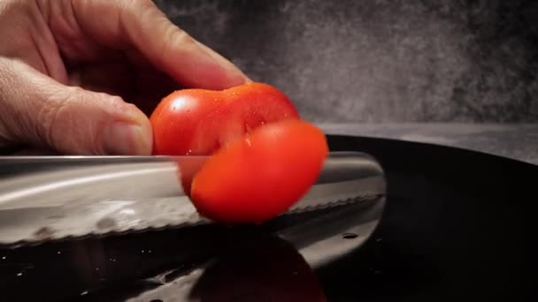 Cortar un tomate en rodajas - primer plano — Vídeo de stock