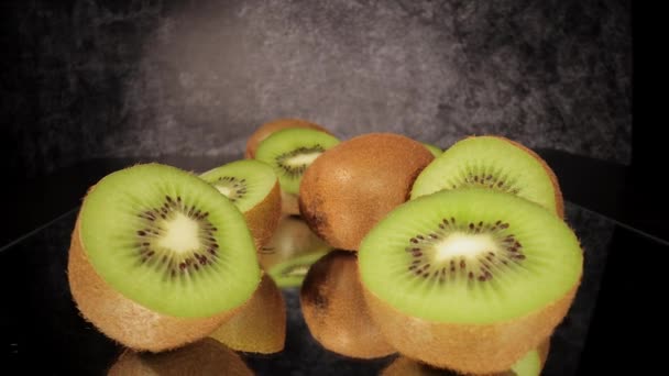 Kiwi fresco en primer plano - frutas muy saludables — Vídeo de stock