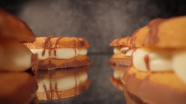 Una pastelería dulce en primer plano - deliciosas galletas de crema — Vídeos de Stock