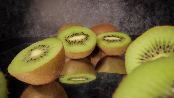 Przesuwne ujęcie świeżych owoców kiwi — Wideo stockowe