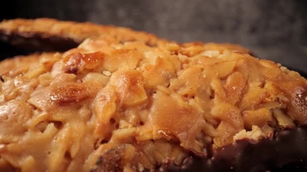 Süße Nussdreiecke mit Mandeln - eine deutsche Spezialität — Stockvideo