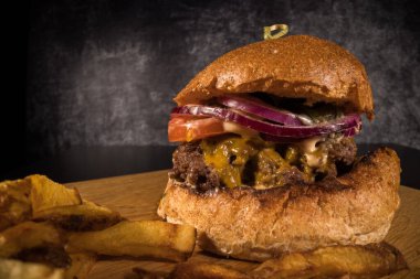Yakın plan Amerikan Burger 'i. Lezzetli çizburger.