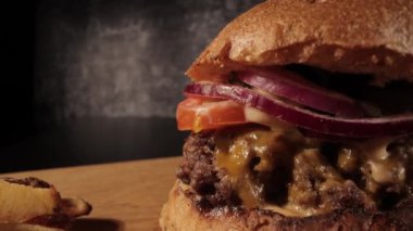 Taze yapılmış bir hamburgerin aşırı yakın çekimi - Chesseburger