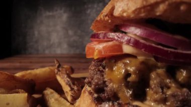 Patates kızartmalı leziz çizburger.