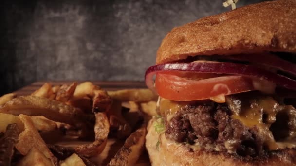 American Burger w zbliżeniu - pyszne Cheeseburger — Wideo stockowe