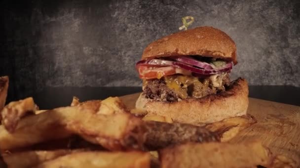 Deslizando tiro sobre batatas fritas para um hambúrguer — Vídeo de Stock