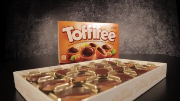 Toffifee - édes karamellás cukorka csokoládéval - FRANKFURT, NÉMETORSZÁG - 2021 március 4. — Stock videók